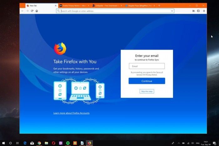 Mozilla今日面向所有支持的桌面平臺發(fā)布了Firefox 62正式版，雖然舊版本目前仍未開放升級通道，但心急的用戶可以前往服務(wù)器下載最新版本。新版Firefox強化了同步功能，允許用戶斷開服務(wù)移除收藏夾、訪問歷史、密碼、cookies和緩存等數(shù)據(jù)。   此外，在“漢堡”菜單中新增了追蹤保護的開關(guān)，在 開發(fā) 者工具中引入了三個面板的窗口查看器。對于普通用戶來說，最為重要的改進是新標(biāo)簽的配置，自該版本開始新標(biāo)簽頁可以配置顯示熱門 網(wǎng)站 、高亮、Pocket數(shù)據(jù)，以及選擇多少行數(shù)據(jù)顯示等等。   新版本中最為實用的改進是位于地址欄右側(cè)的“ Clear Site Data and Cookies”選項，能允許用戶為已經(jīng)加載的網(wǎng)站刪除數(shù)據(jù)。這意味著該頁面的數(shù)據(jù)能夠輕松刪除，而不需要清除整個瀏覽會話。